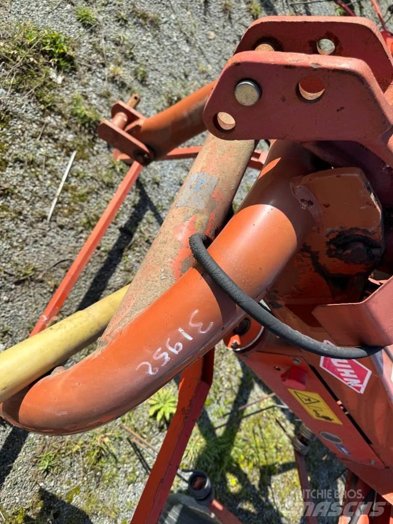 Kuhn GF6301 MH 犁耙和摊草机