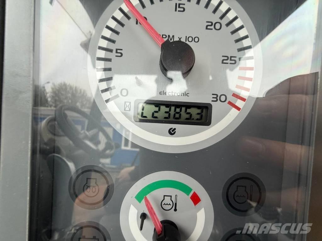 Komatsu WB 93 S-5 反铲装载机