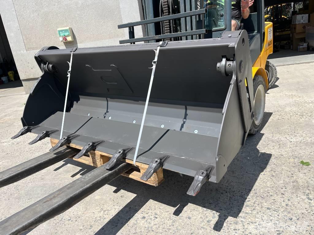 Mecalac 8 MCR 中型挖掘机