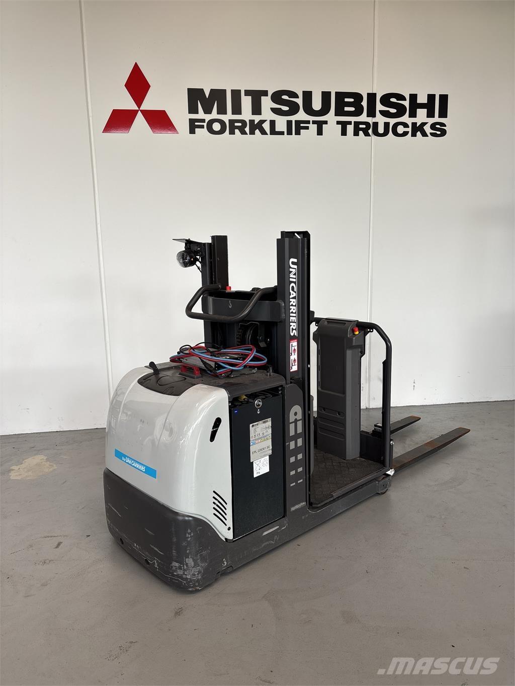 UniCarriers EPL100 低架装载机