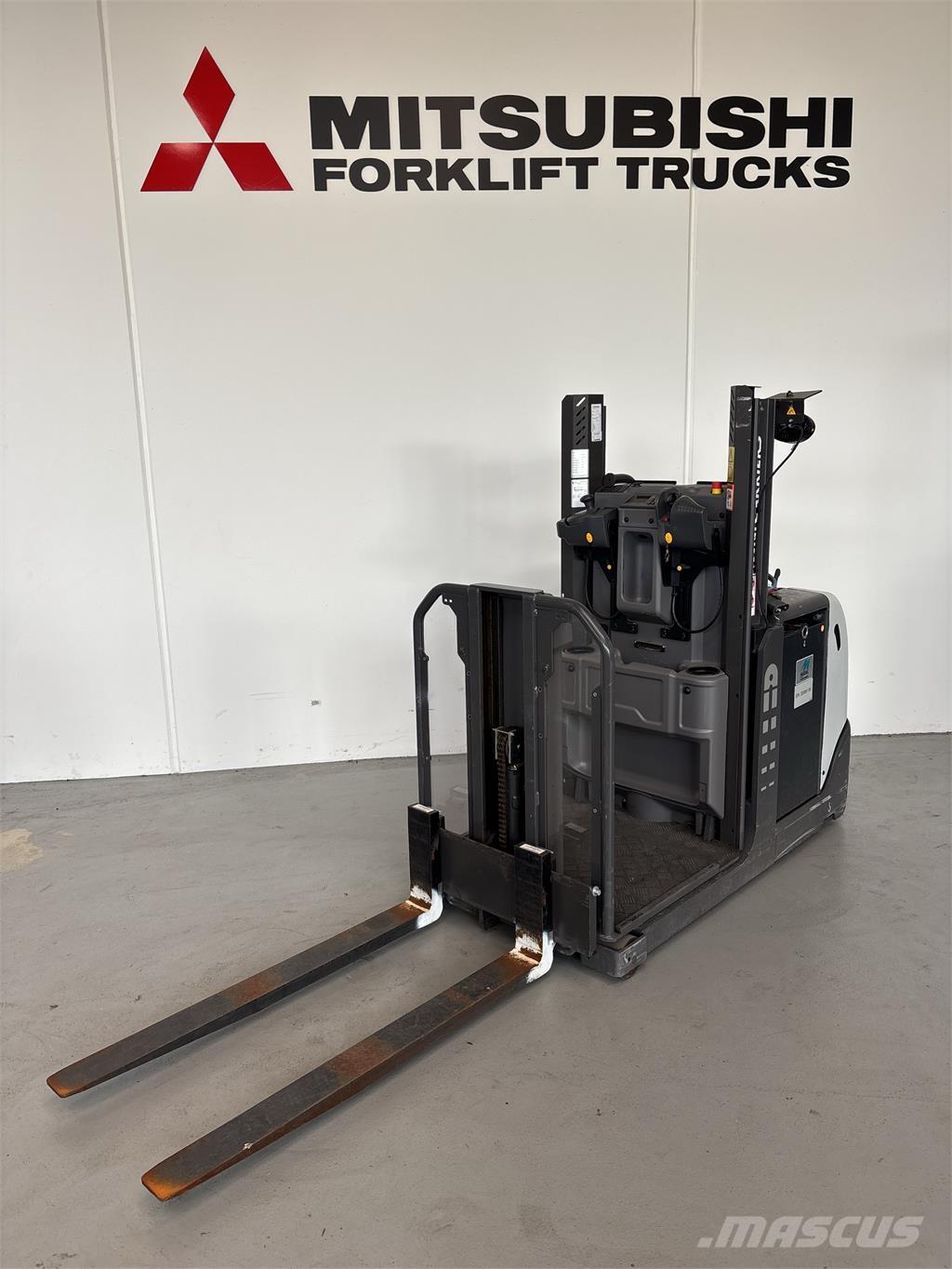 UniCarriers EPL100 低架装载机