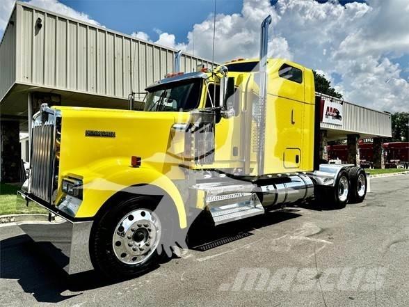 Kenworth W900 牵引车