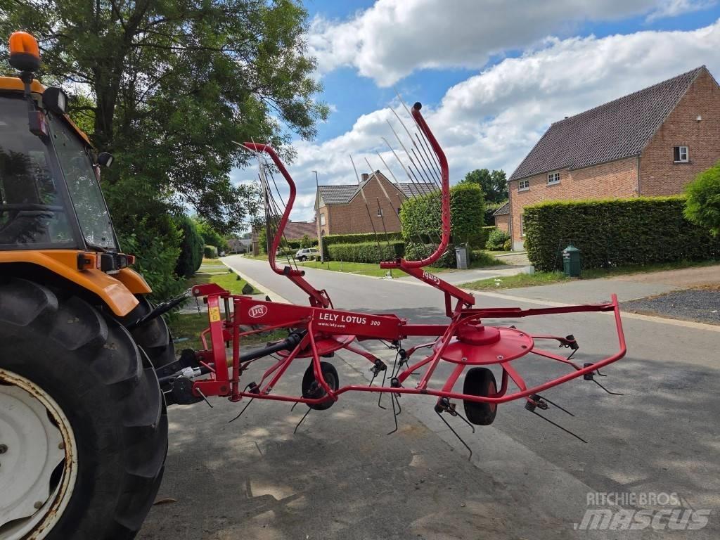Lely Lotus 300 Combi 犁耙和摊草机