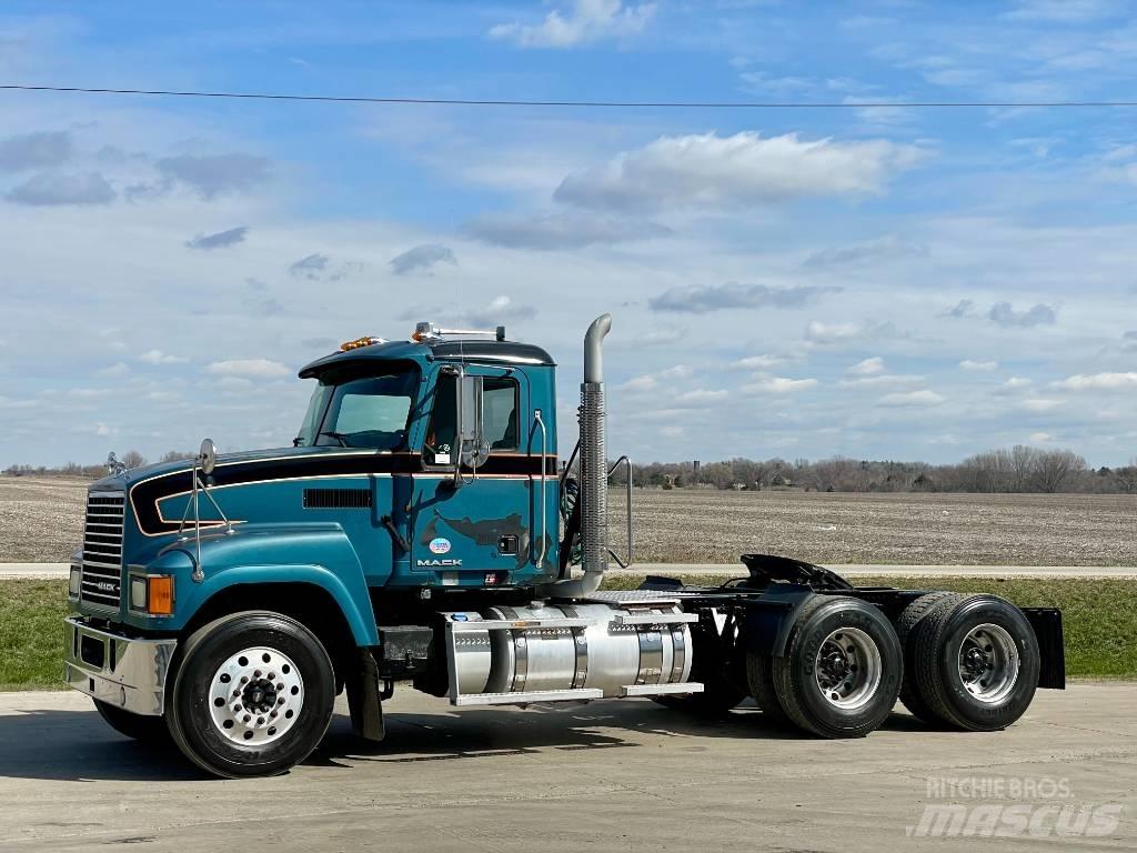 Mack CHU613 牵引车