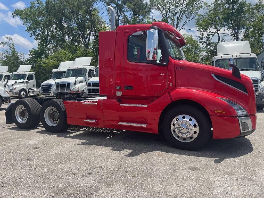 Volvo VNL64T300 牵引车