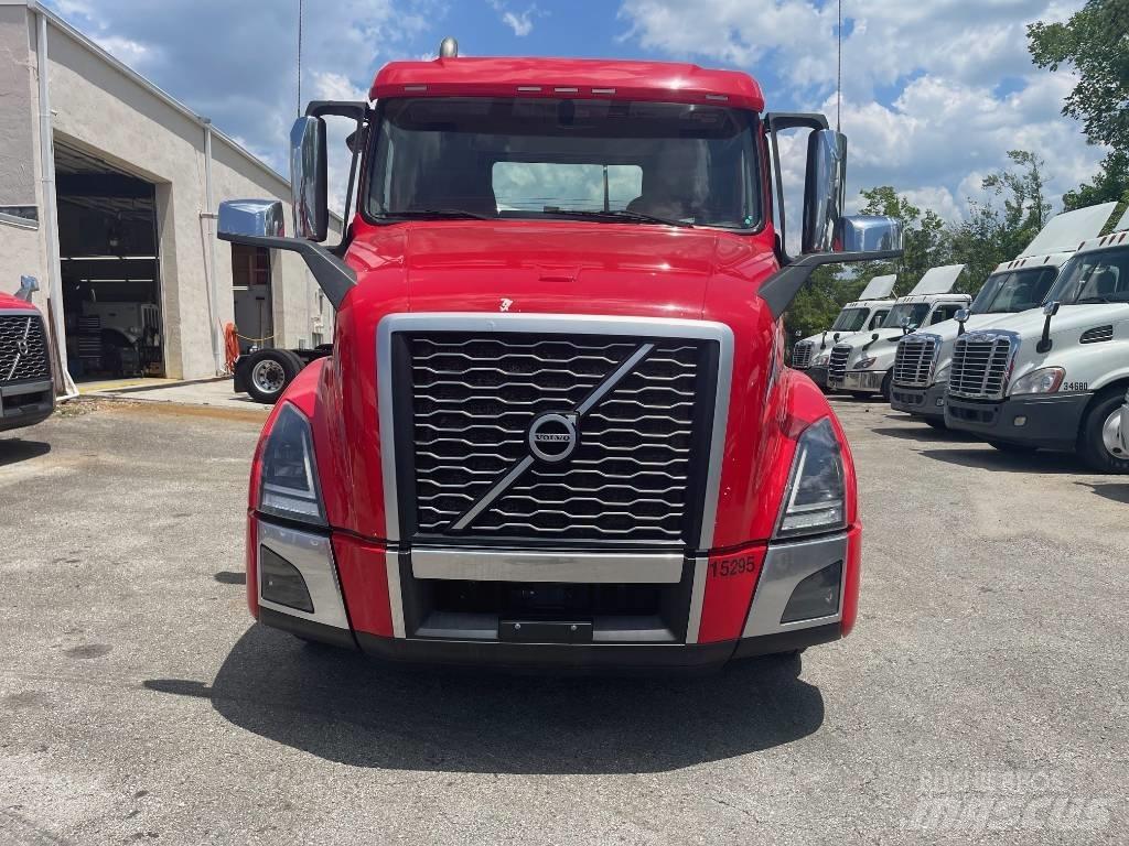 Volvo VNL64T300 牵引车