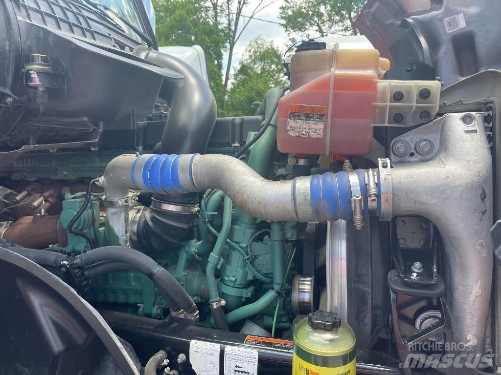 Volvo VNL64T300 牵引车