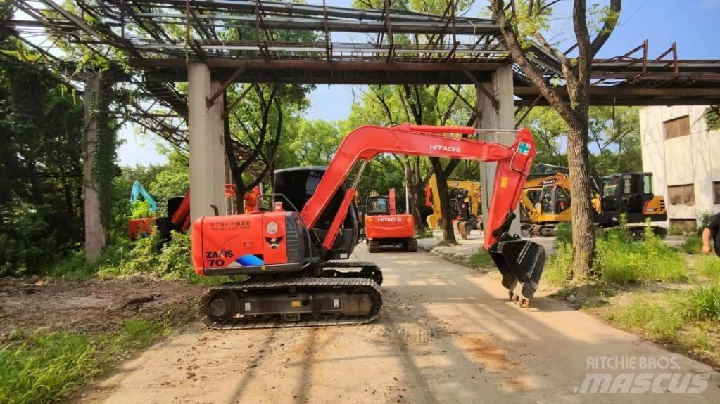 Hitachi ZX 70 中型挖掘机