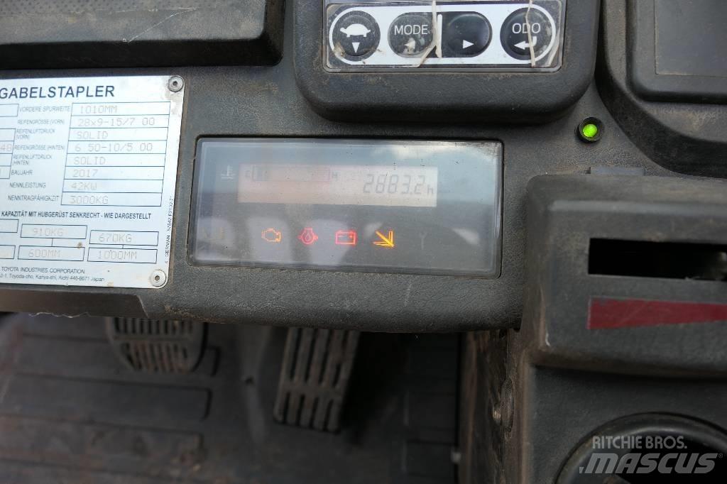 Toyota 02-8 FGF 30 天然气叉车