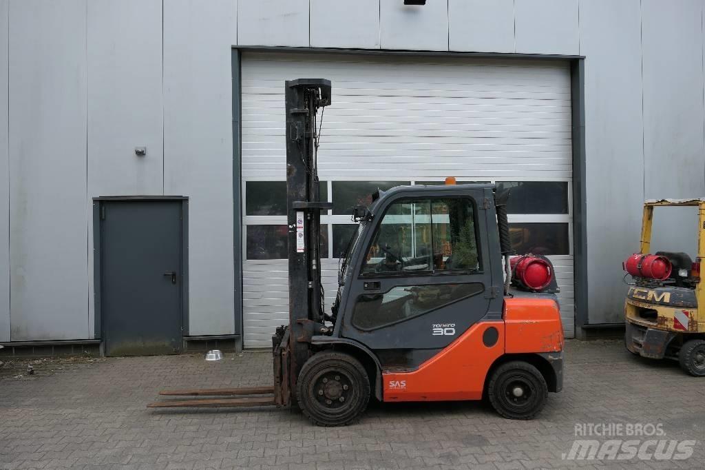 Toyota 02-8 FGF 30 天然气叉车