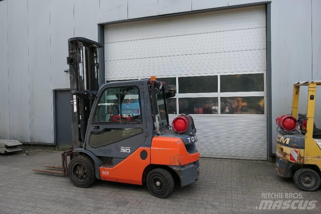 Toyota 02-8 FGF 30 天然气叉车