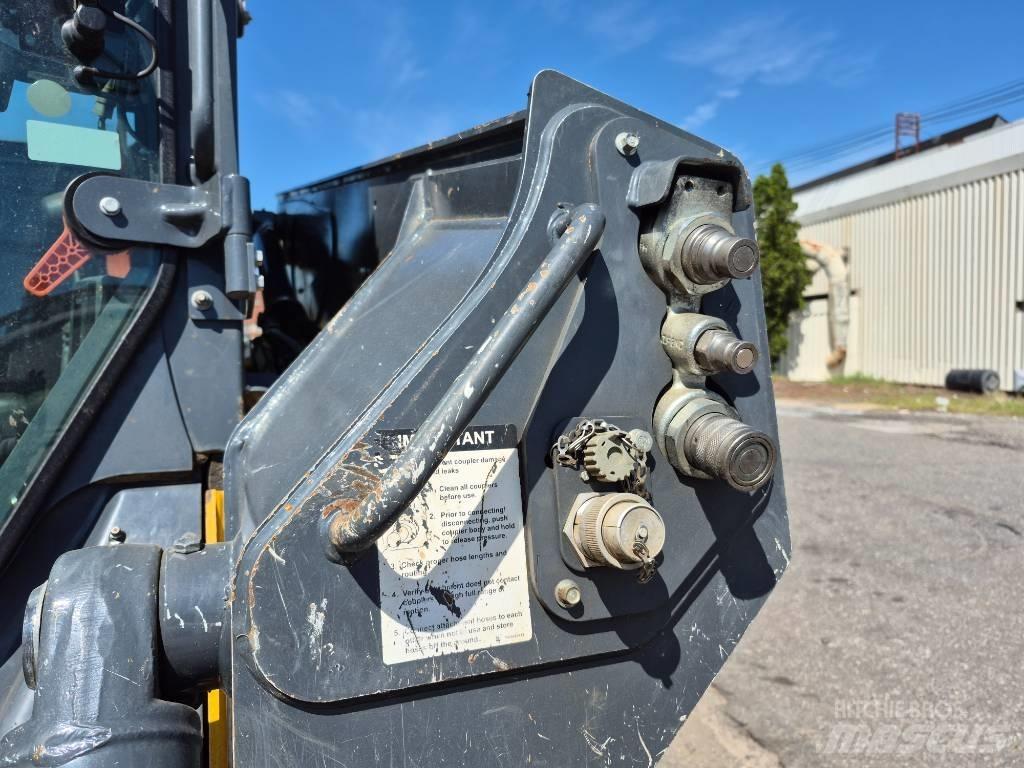 John Deere 331G 滑移装载机
