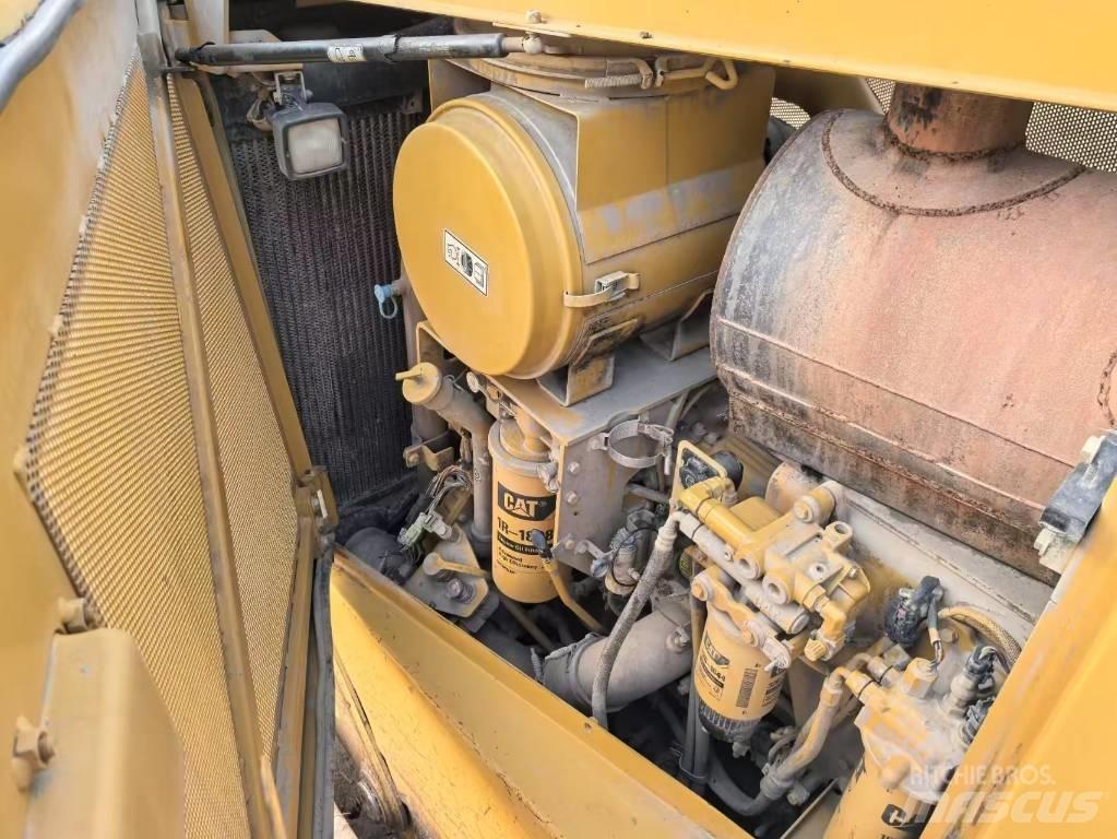 CAT D8T bulldozers 履带式推土机