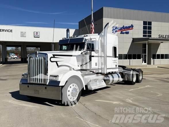 Kenworth W900 牵引车