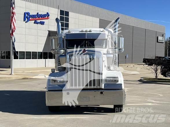Kenworth W900 牵引车