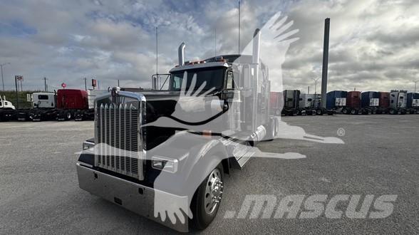 Kenworth W900 牵引车