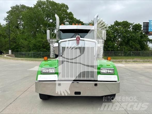 Kenworth W900L 牵引车