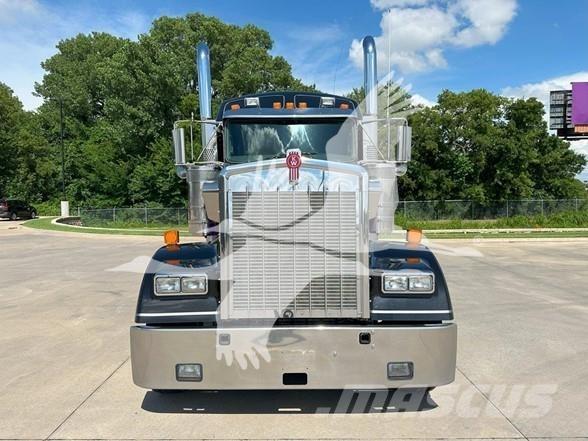 Kenworth W900L 牵引车