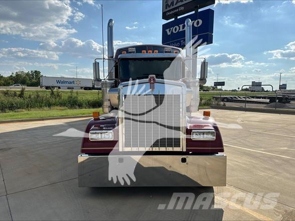 Kenworth W900L 牵引车