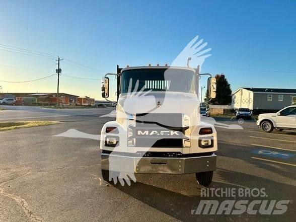 Mack MD6 平板栏板货车
