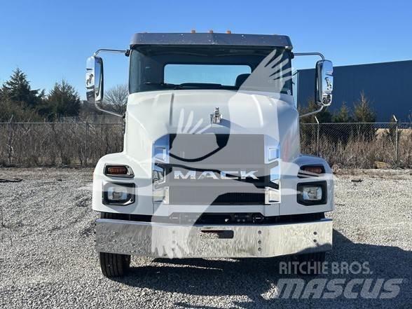 Mack MD6 平板车