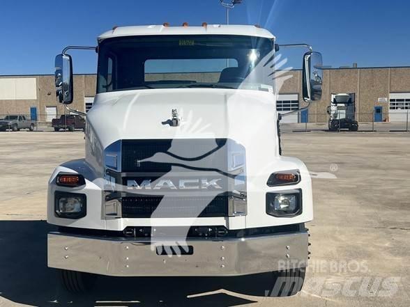 Mack MD6 平板车