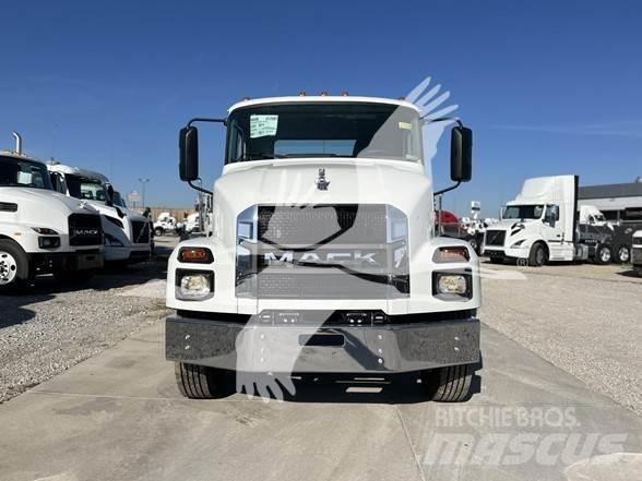 Mack MD6 平板车