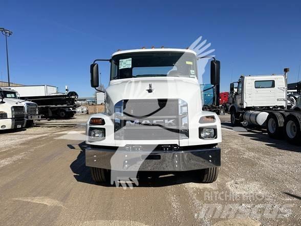 Mack MD6 平板车