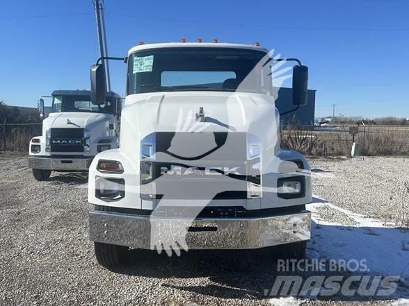 Mack MD6 平板车