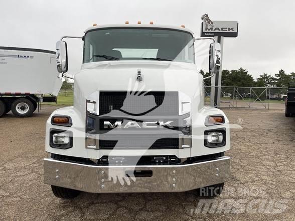 Mack MD6 平板栏板货车