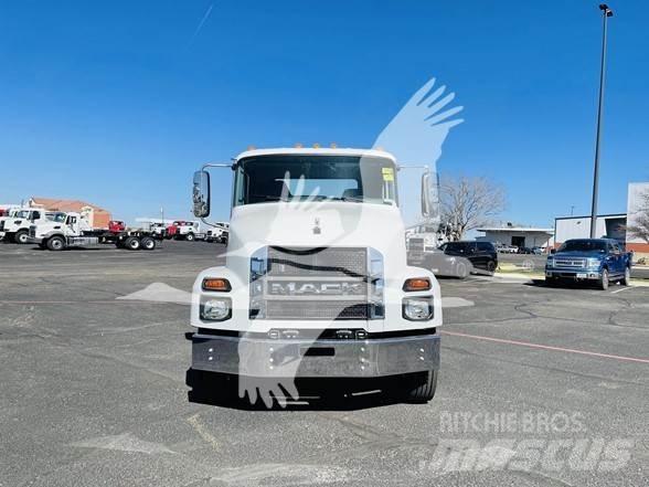 Mack MD6 平板车