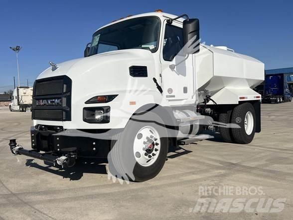 Mack MD6 油罐车