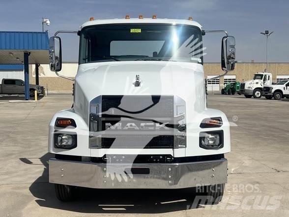 Mack MD6 平板车