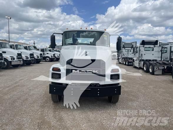 Mack MD6 平板车