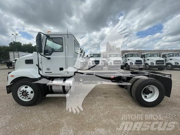 Mack MD6 平板车