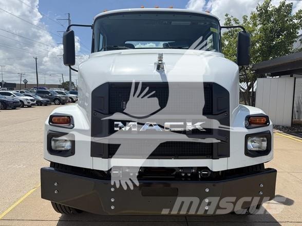 Mack MD6 平板车