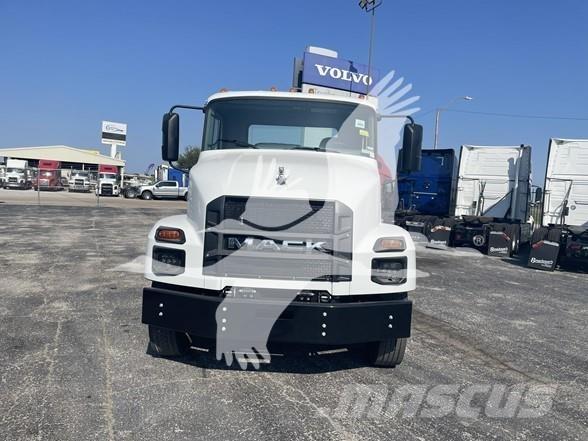 Mack MD6 平板车