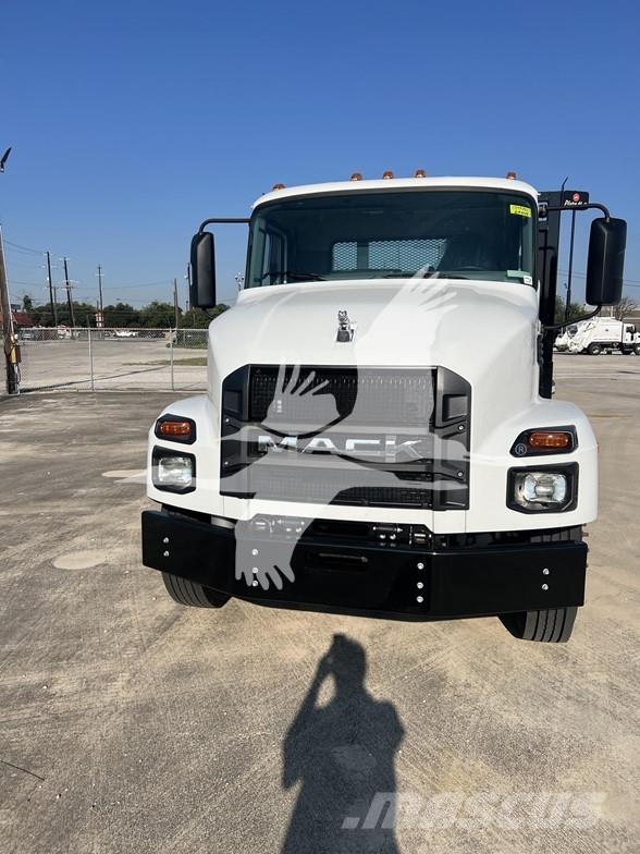 Mack MD6 平板栏板货车