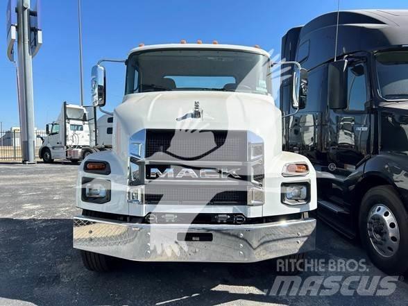 Mack MD7 平板车