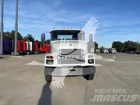 Mack MD7 平板车