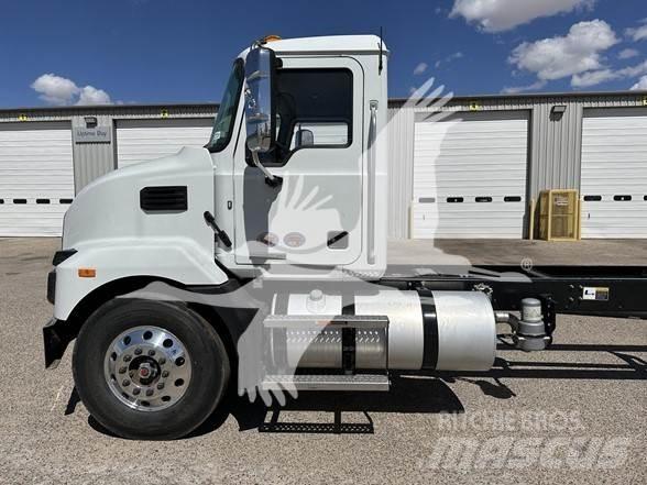 Mack MD7 平板车