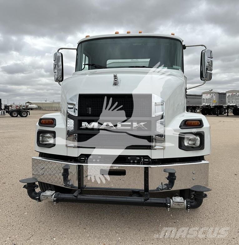 Mack MD7 油罐车