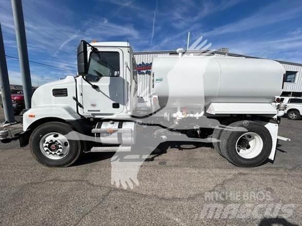 Mack MD7 油罐车