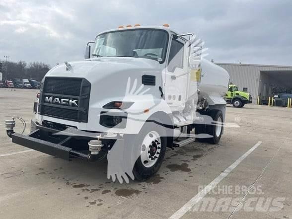 Mack MD7 油罐车