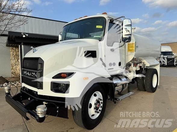 Mack MD7 油罐车