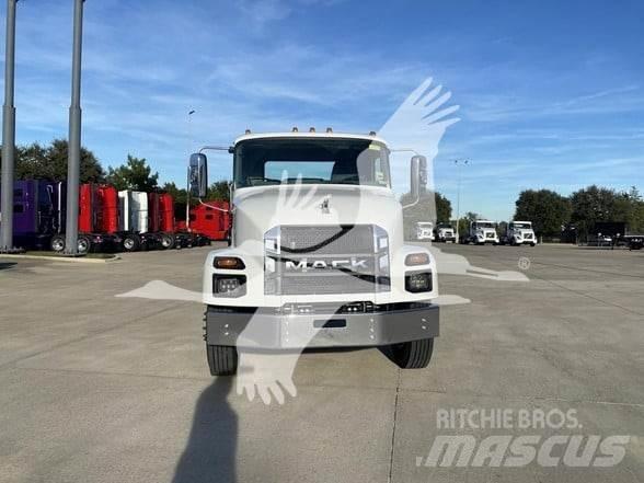 Mack MD7 平板车