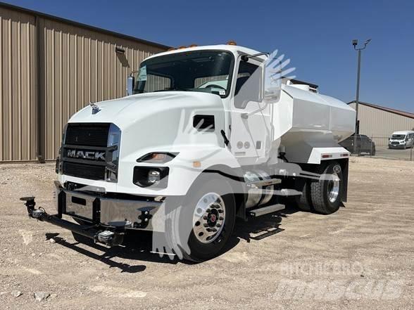 Mack MD7 油罐车
