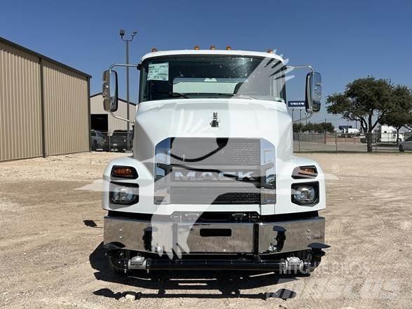 Mack MD7 油罐车