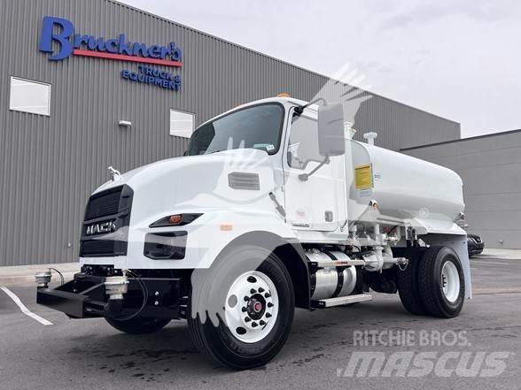 Mack MD7 油罐车