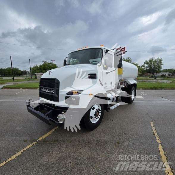 Mack MD7 油罐车